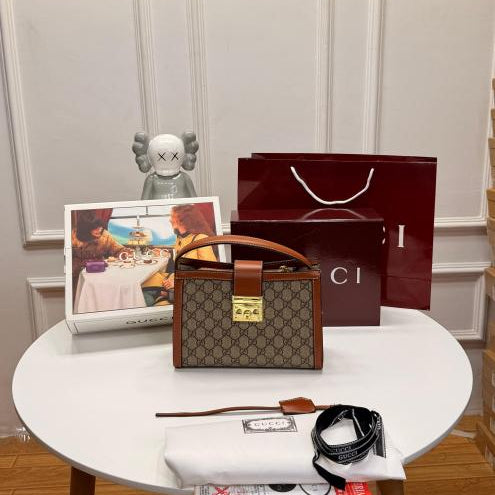 Padlock shoulderbag with doublebox