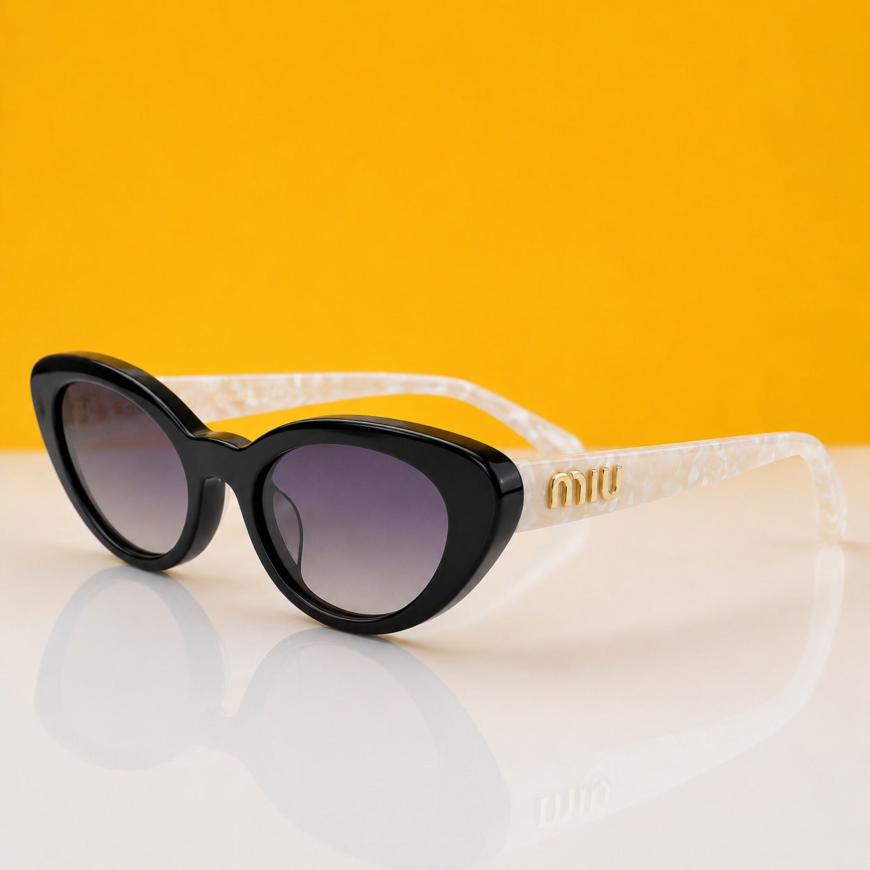 Women white sunglasses MU09US